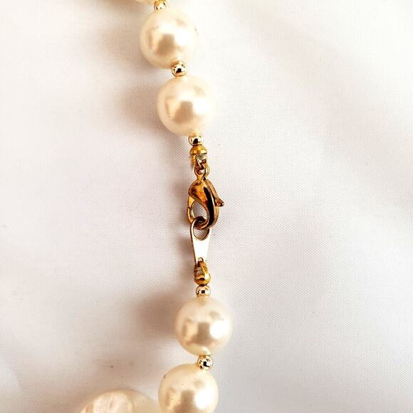 Pearl Flower Acrylic Pedal Opera Necklace & Clip Earrings - Picture 7 of 7